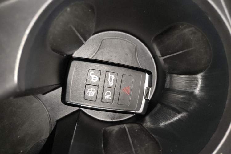 Used Land Rover Range Velar 2024 Dynamic SE Interior 1