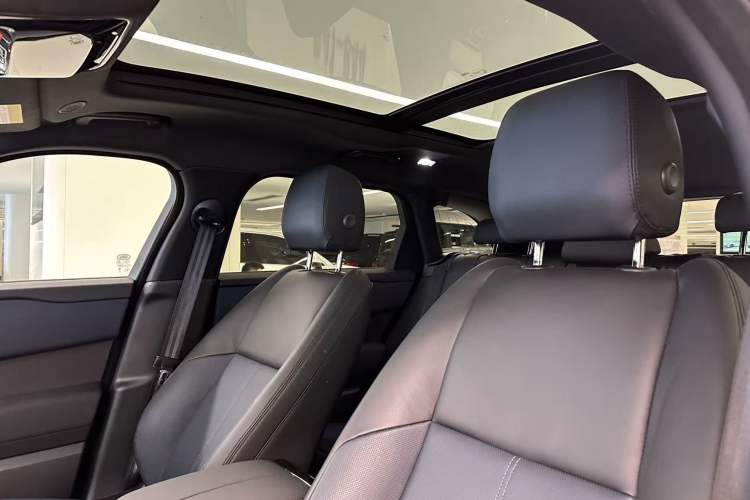 Used Land Rover Range Velar 2024 Dynamic SE Interior 4
