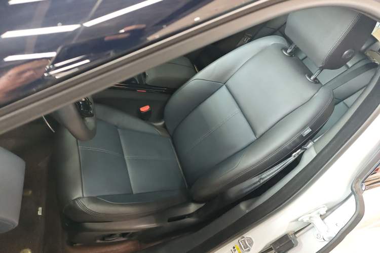 Used Land Rover Range Velar 2024 Dynamic SE Left Front Seat