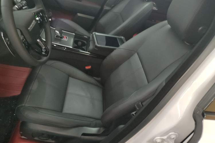 Used Land Rover Range Velar 2024 Dynamic SE Left Front Seat