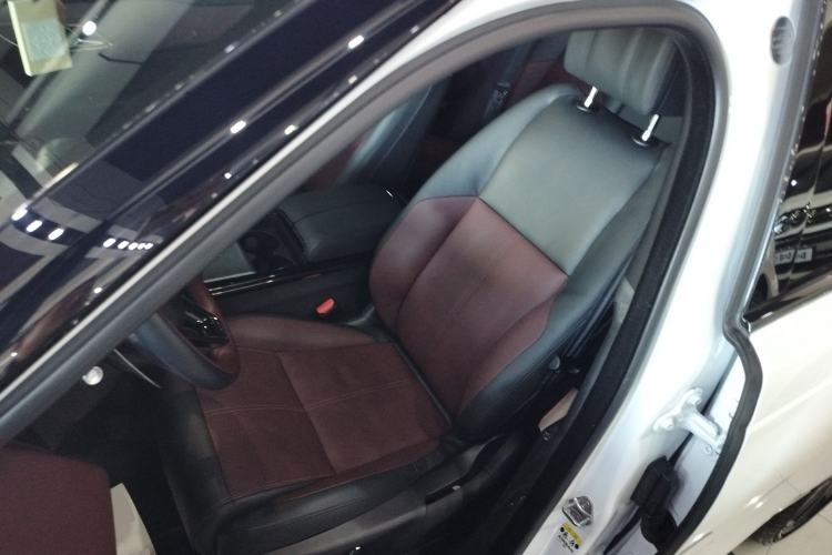 Used Land Rover Range Velar 2024 Dynamic HSE Left Front Seat
