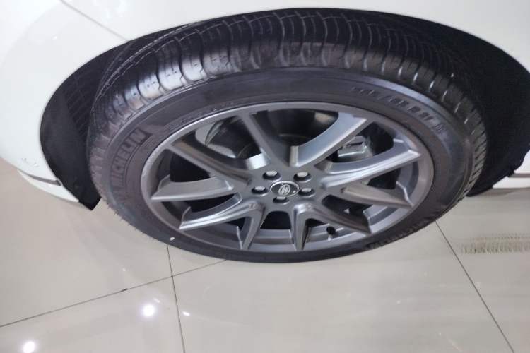 Used Land Rover Range Velar 2024 Dynamic HSE Left Front Wheel Hub