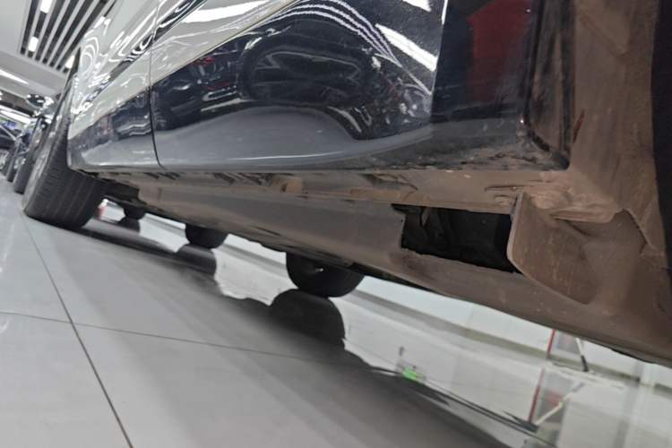 Used Land Rover Range Velar 2024 Dynamic SE Left Side Sill