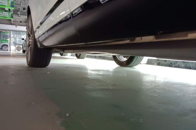 Used Land Rover Range Velar 2024 Dynamic HSE Left Side Sill