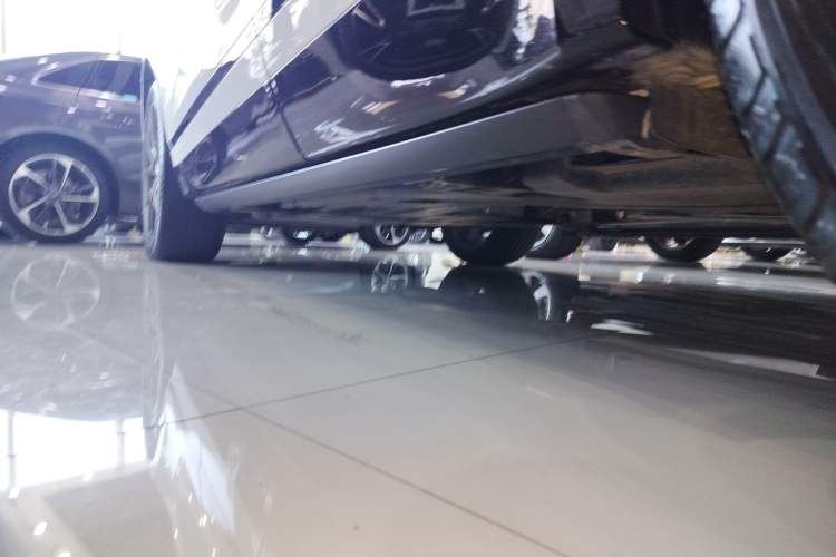 Used Land Rover Range Velar 2024 Dynamic HSE Left Side Sill