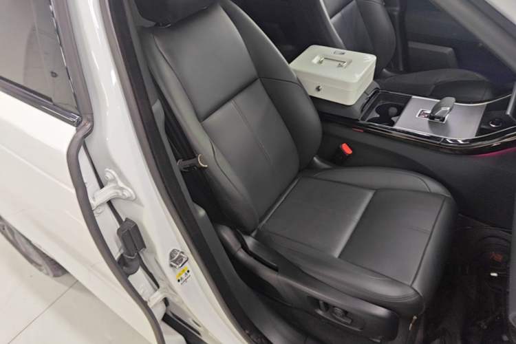 Used Land Rover Range Velar 2024 Dynamic SE Right Front Seat