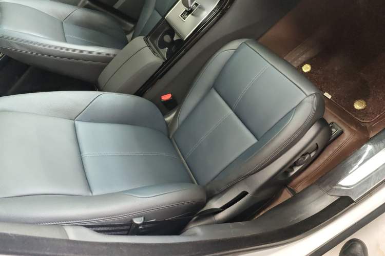 Used Land Rover Range Velar 2024 Dynamic SE Right Front Seat
