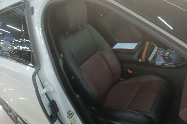 Used Land Rover Range Velar 2024 Dynamic HSE Right Front Seat