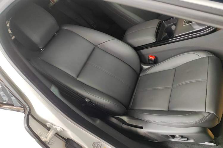 Used Land Rover Range Velar 2024 Dynamic SE Right Front Seat