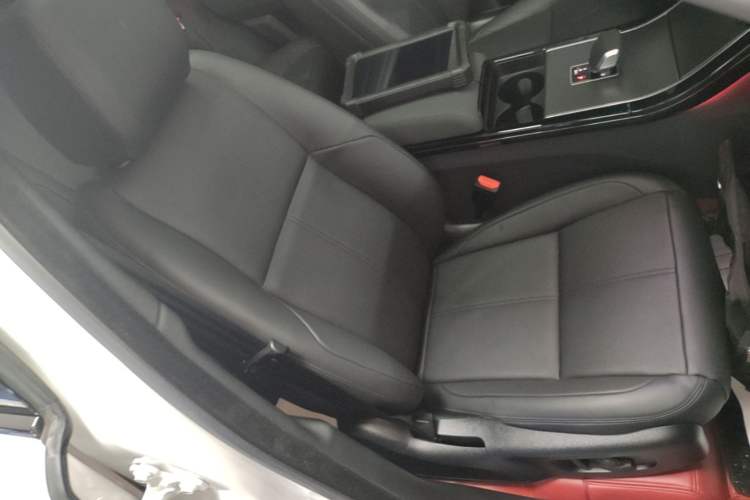 Used Land Rover Range Velar 2024 Dynamic SE Right Front Seat