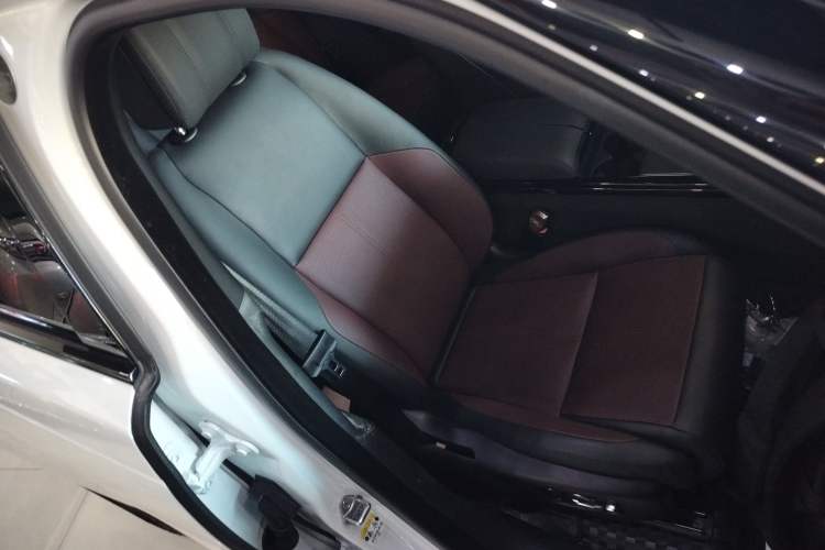 Used Land Rover Range Velar 2024 Dynamic HSE Right Front Seat