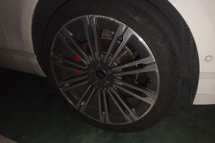 Used Land Rover Range Velar 2024 Dynamic SE Right Front Wheel Hub