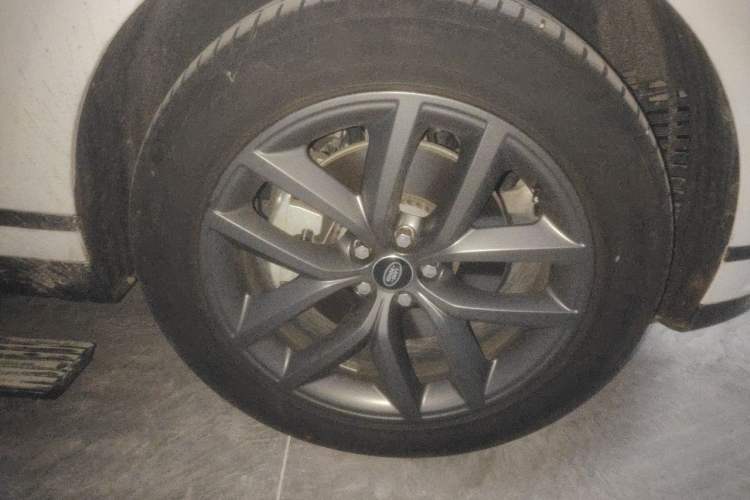 Used Land Rover Range Velar 2024 Dynamic SE Right Front Wheel Hub