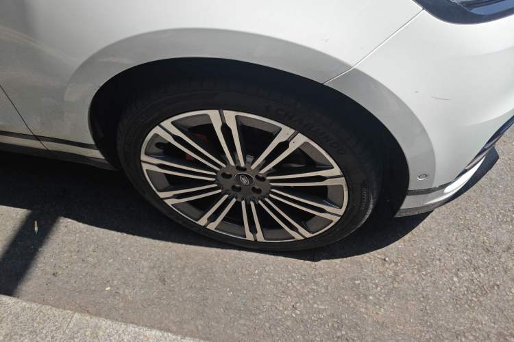 Used Land Rover Range Velar 2024 Dynamic SE Right Front Wheel Hub