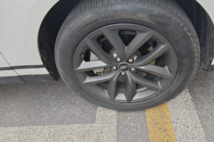 Used Land Rover Range Velar 2024 Dynamic SE Right Front Wheel Hub