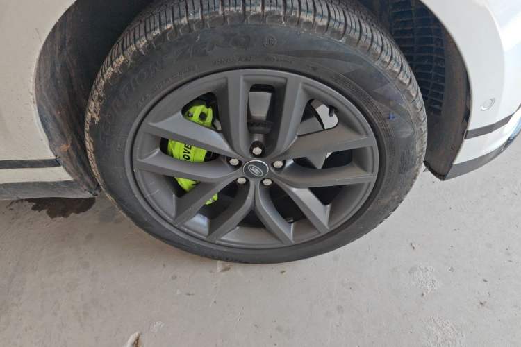 Used Land Rover Range Velar 2024 Dynamic SE Right Front Wheel Hub