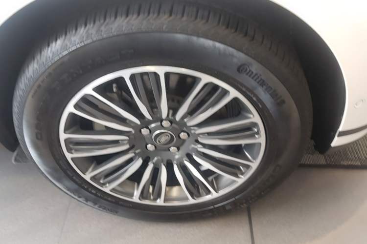 Used Land Rover Range Velar 2024 S Model Right Front Wheel Hub
