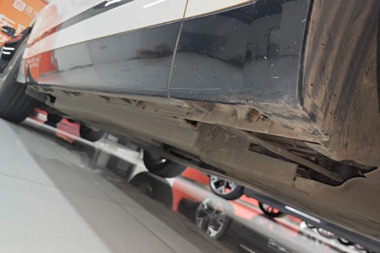 Used Land Rover Range Velar 2024 Dynamic SE Right Side Sill
