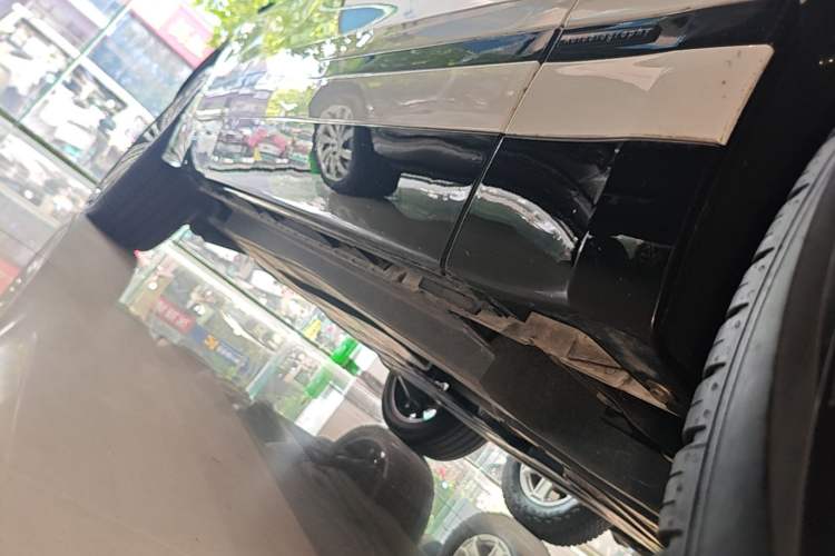 Used Land Rover Range Velar 2024 Flagship Edition Right Side Sill