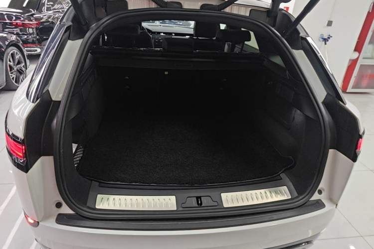 Used Land Rover Range Velar 2024 Dynamic SE Trunk