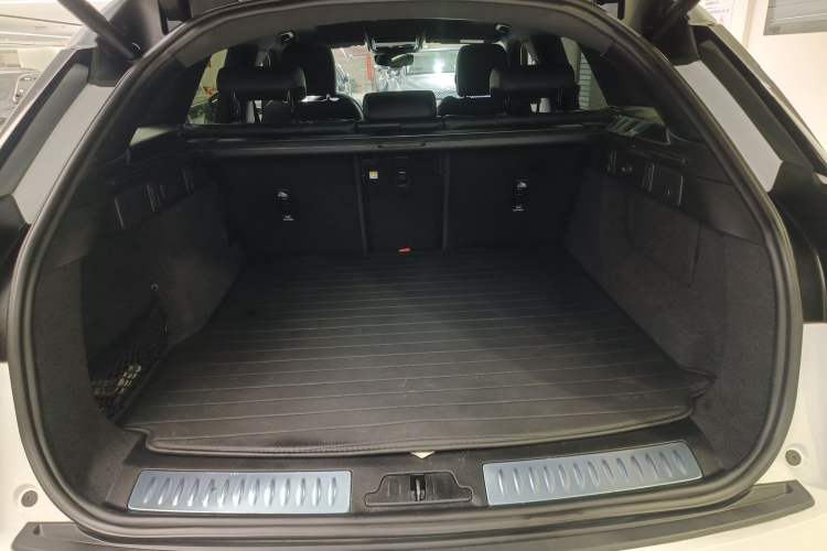 Used Land Rover Range Velar 2024 Dynamic SE Trunk