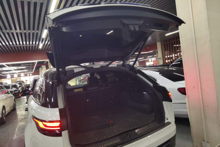 Used Land Rover Range Velar 2024 Dynamic HSE Trunk