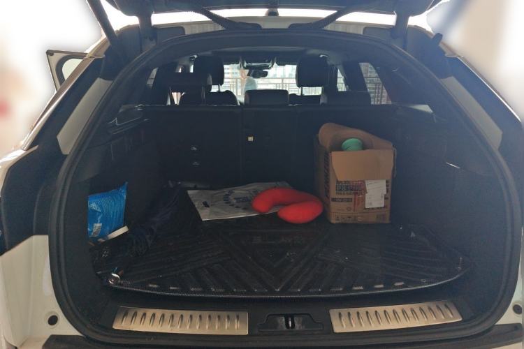 Used Land Rover Range Velar 2024 Dynamic SE Trunk