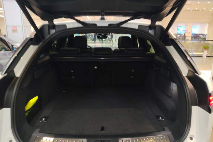 Used Land Rover Range Velar 2024 Dynamic SE Trunk