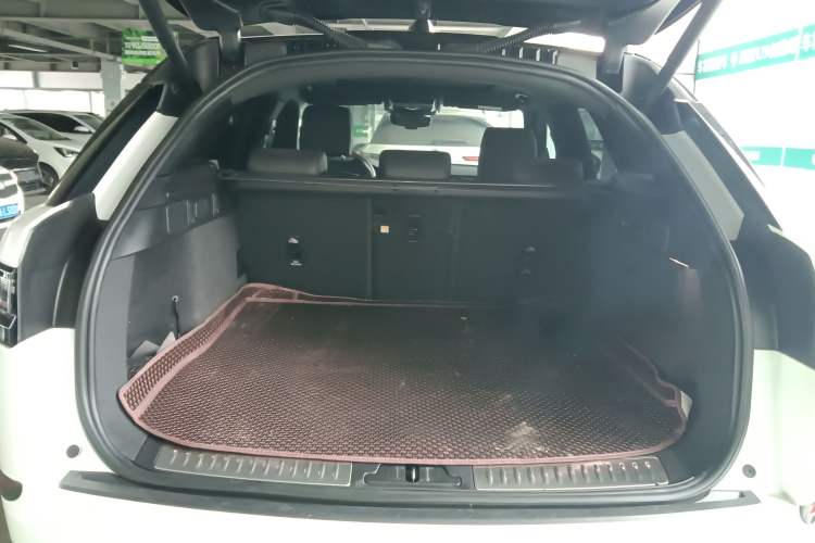Used Land Rover Range Velar 2024 Dynamic HSE Trunk