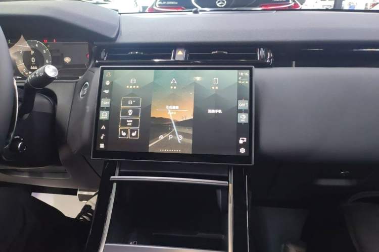 Used Land Rover Range Velar 2025 Dynamic SE Audio And AC Panel