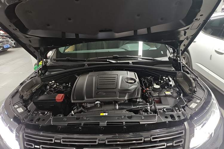 Used Land Rover Range Velar 2025 Dynamic HSE Engine Bay