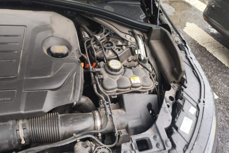Used Land Rover Range Velar 2025 Dynamic SE Engine Bay Left