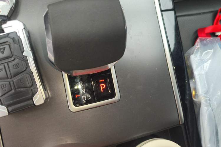 Used Land Rover Range Velar 2025 Dynamic SE Gear Lever