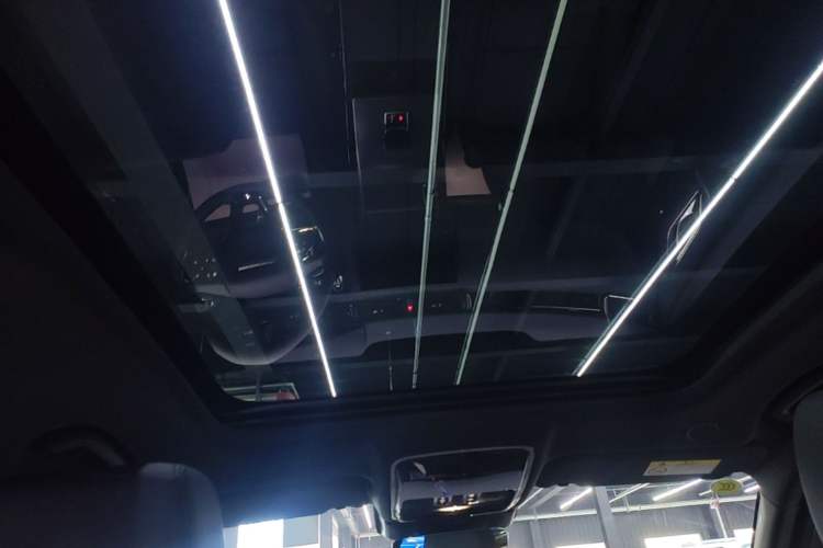 Used Land Rover Range Velar 2025 Dynamic SE Headliner