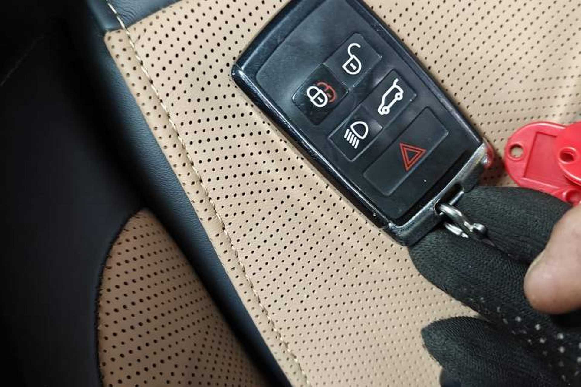 Used Land Rover Range Velar 2025 Dynamic HSE Interior 1