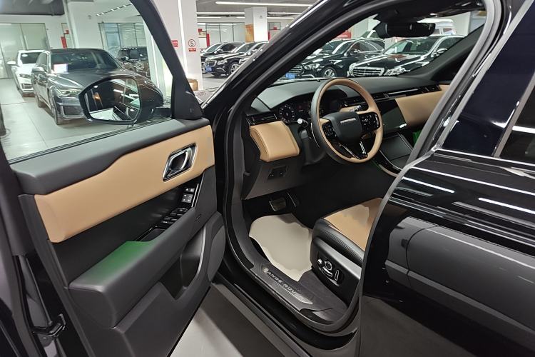 Used Land Rover Range Velar 2025 Dynamic HSE Interior 3