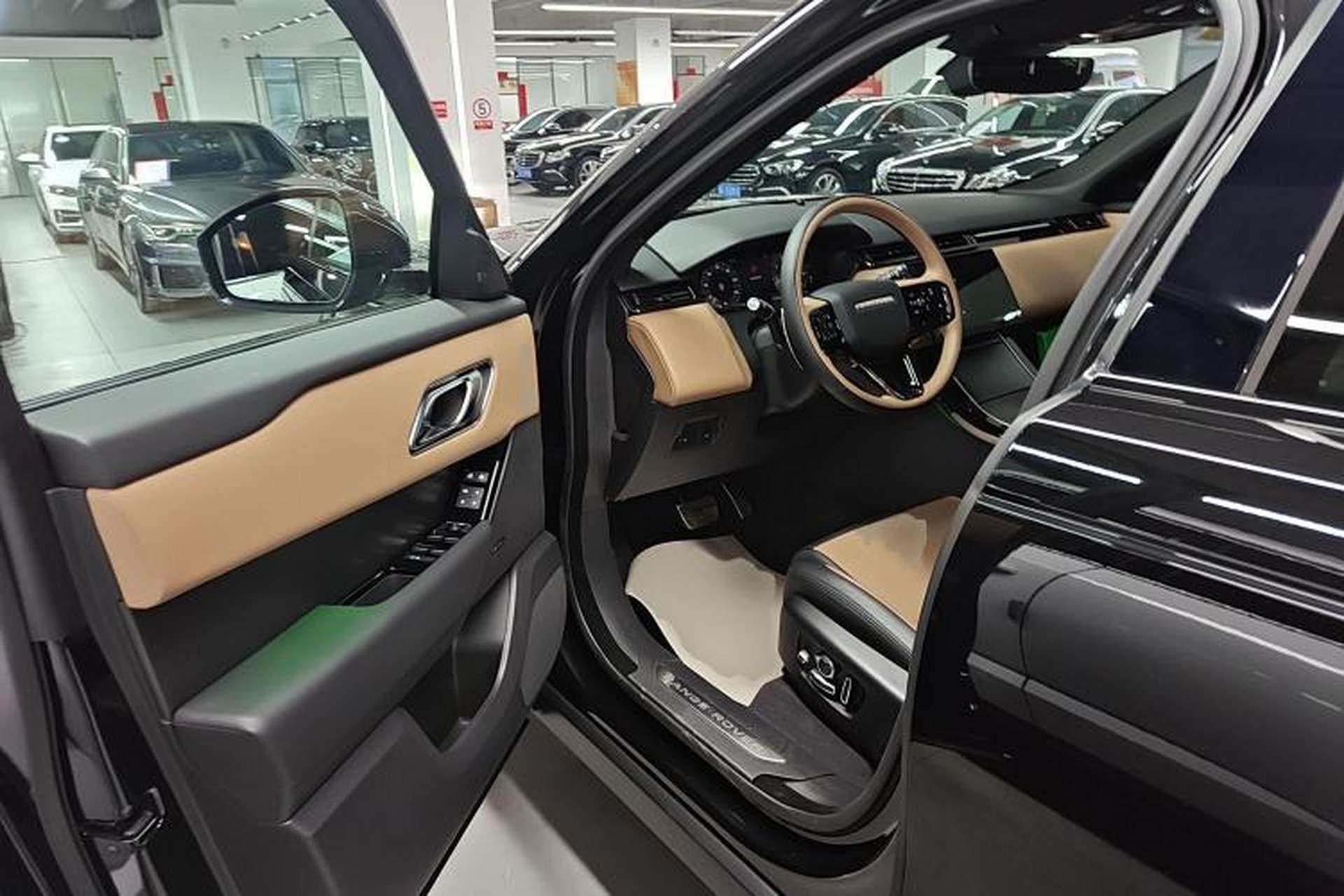 Used Land Rover Range Velar 2025 Dynamic HSE Interior 3