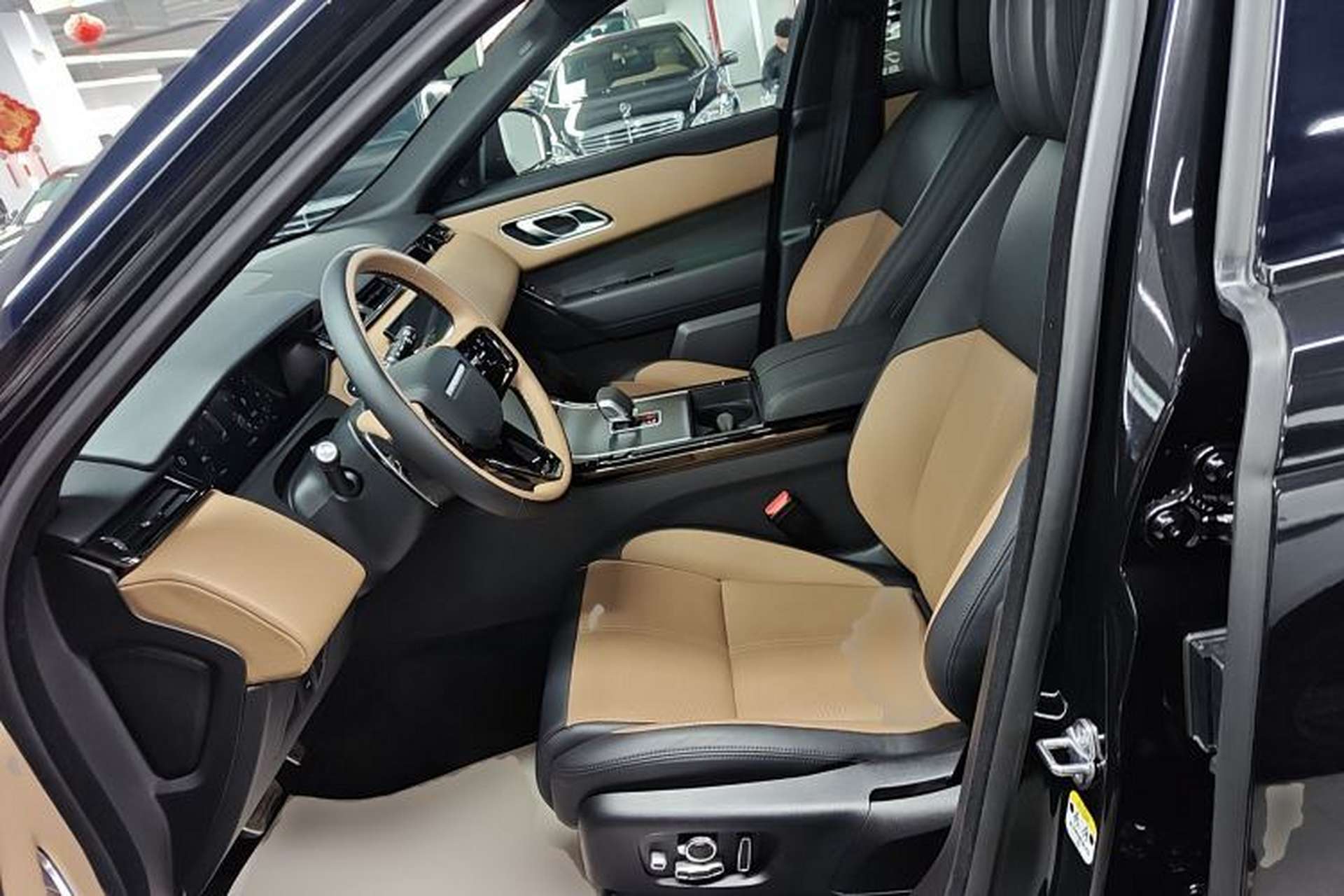 Used Land Rover Range Velar 2025 Dynamic HSE Left Front Seat