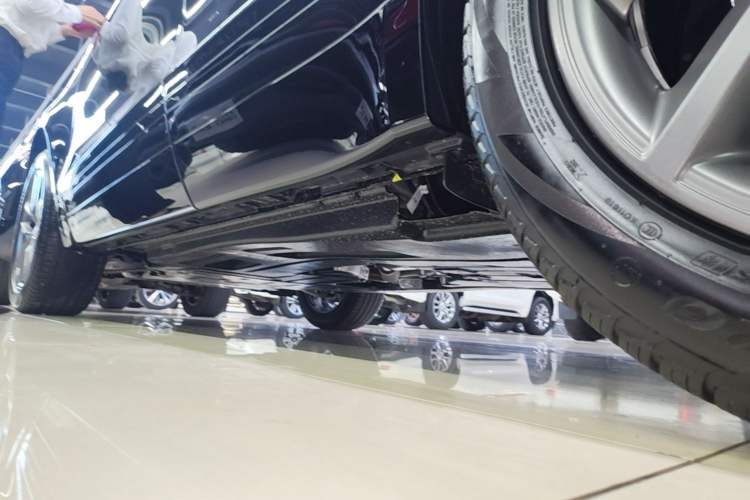 Used Land Rover Range Velar 2025 Dynamic SE Left Side Sill