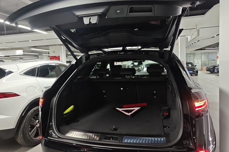 Used Land Rover Range Velar 2025 Dynamic HSE Trunk