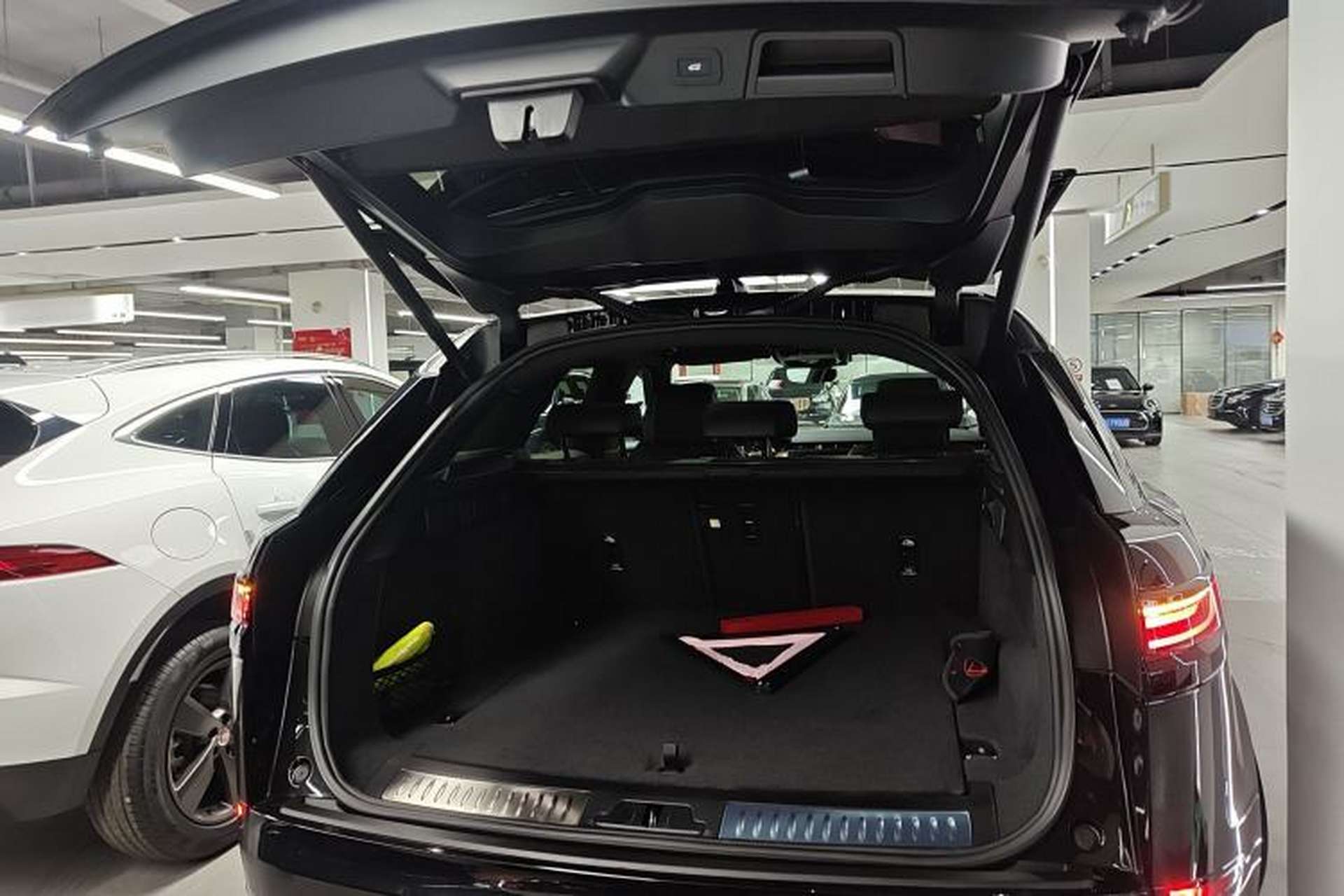 Used Land Rover Range Velar 2025 Dynamic HSE Trunk