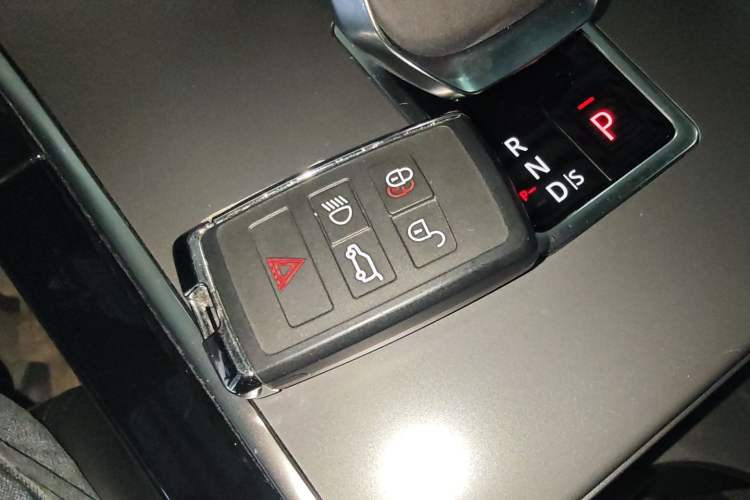 Used Land Rover Range Velar 2025 Dynamic HSE Interior 1