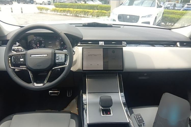 Used Land Rover Range Velar 2025 Dynamic SE Center Console