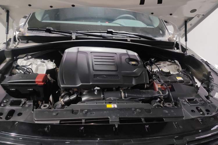 Used Land Rover Range Velar 2025 Dynamic SE Engine Bay