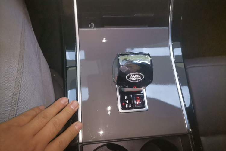 Used Land Rover Range Velar 2025 Dynamic SE Gear Lever