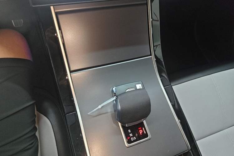 Used Land Rover Range Velar 2025 Dynamic SE Gear Lever
