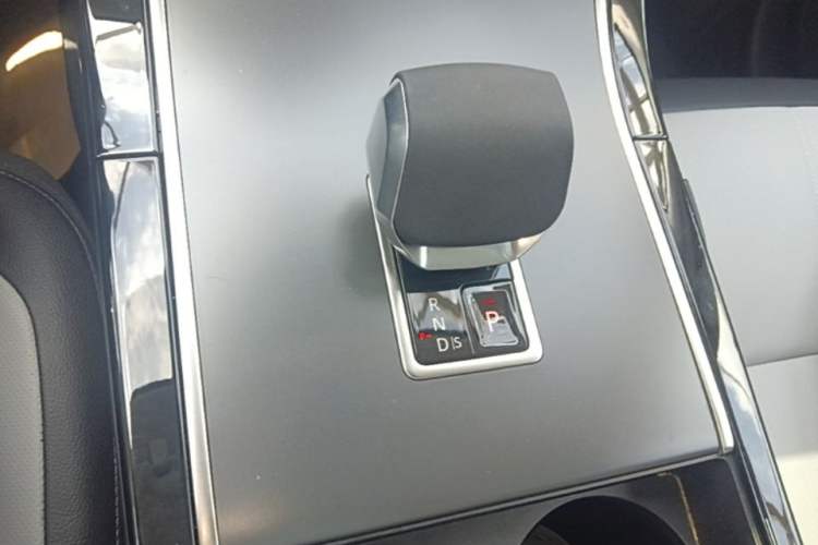 Used Land Rover Range Velar 2025 Dynamic SE Gear Lever