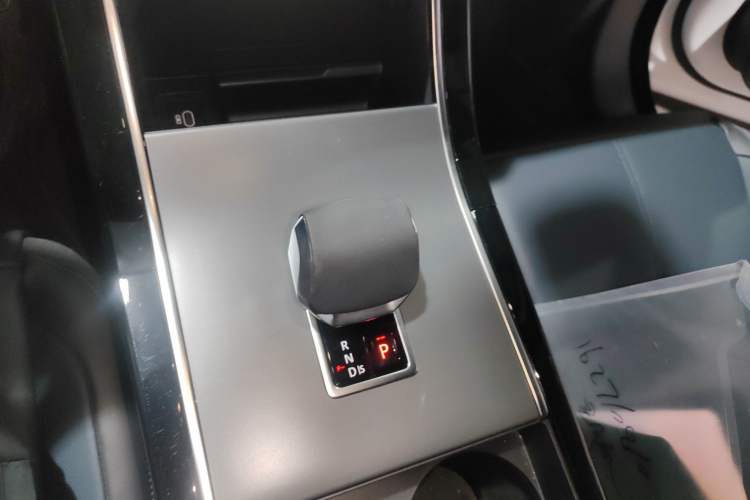 Used Land Rover Range Velar 2025 Dynamic SE Gear Lever