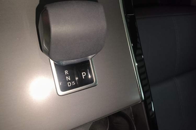 Used Land Rover Range Velar 2025 Dynamic SE Gear Lever