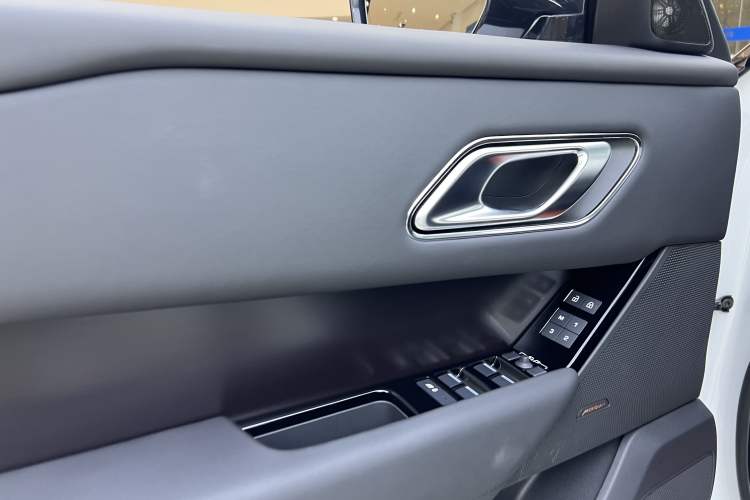 Used Land Rover Range Velar 2025 Dynamic SE Interior 11